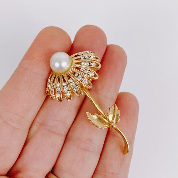 Vintage 1960s Rhinestone Faux Pearl Floral Brooch Mid Century Romantic Gold Tone - Picture 3 of 10